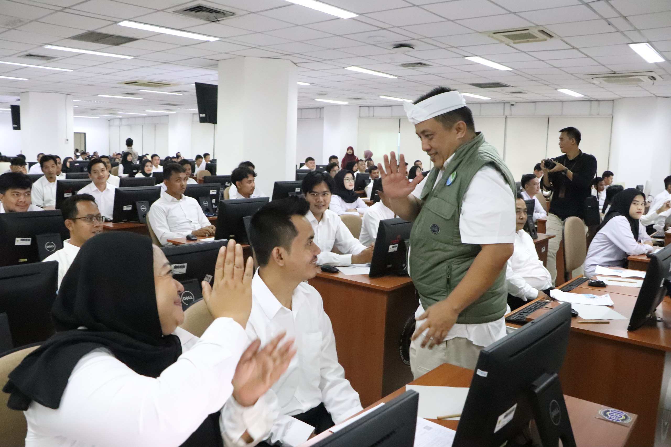 <p> </p>

<p>PPPK Paruh Waktu dan Penuh Waktu punya perbedaan hak, gaji, dan masa kerja. Simak cara cek Nomor Induk PPPK 2025 resmi di situs BKN. FOTO : ARIF TIARNO / NEWSROOM DISKOMINFOSANTIK</p>
