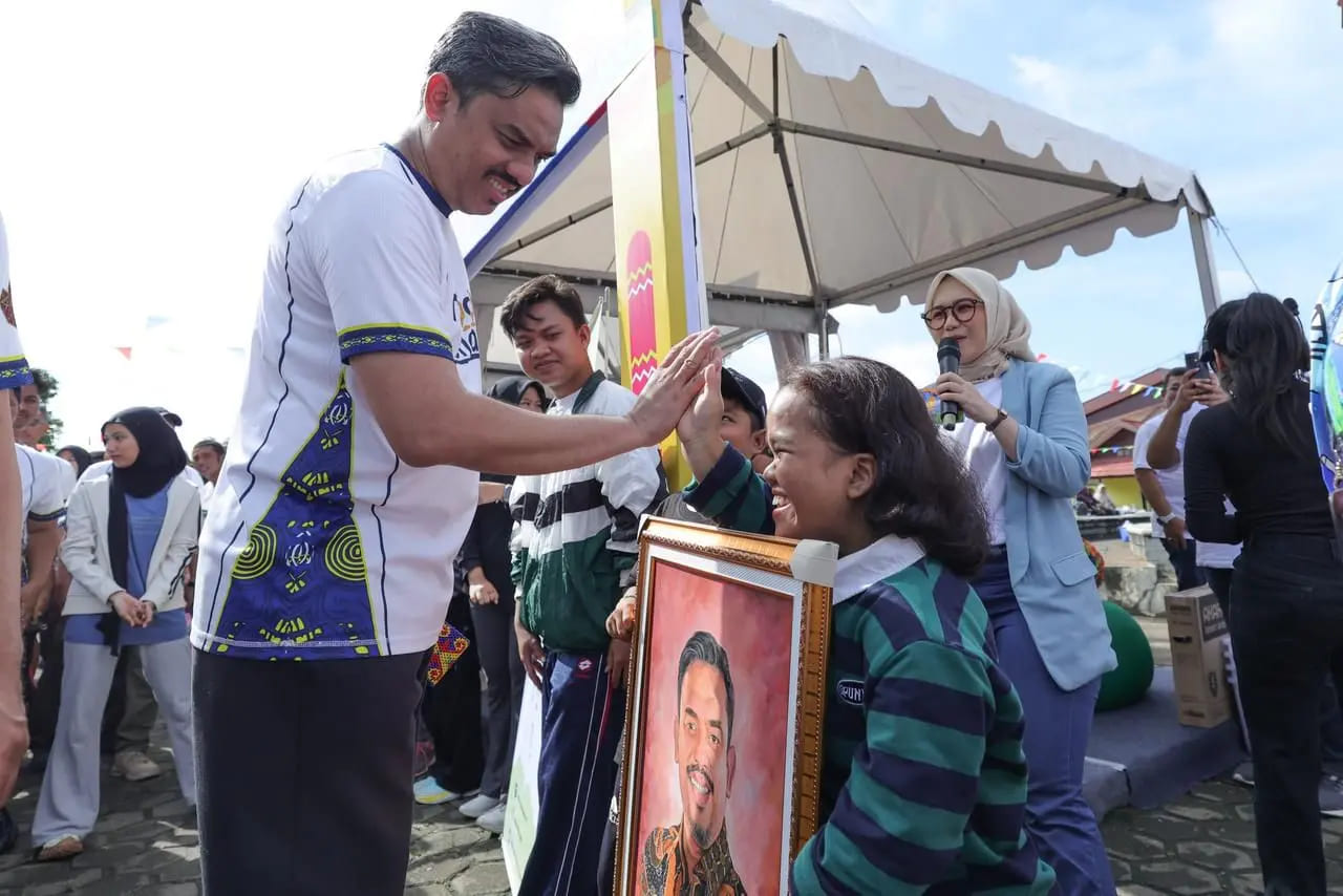 <p>Menteri UMKM Maman Abdurrahman hadir pada acara Mikro Desk on The Street (MikroDOTS) yang digelar bertepatan dengan  car free day (CFD) di Kota Pontianak, Kalimantan Barat, Minggu, 23 November 2025. (Dok. Kementerian UMKM)</p>

<p><br />
 </p>
