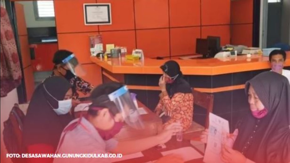 <p>Ilustrasi petugas desa sedang membantu warga melakukan pengecekan data bansos PKH dan BPNT tahap 2 melalui sistem SIKS-NG. Hingga Selasa, 27 Mei, pencairan bantuan belum dilakukan. Masyarakat diimbau waspada dan hanya percaya pada informasi resmi pemerintah.</p>
