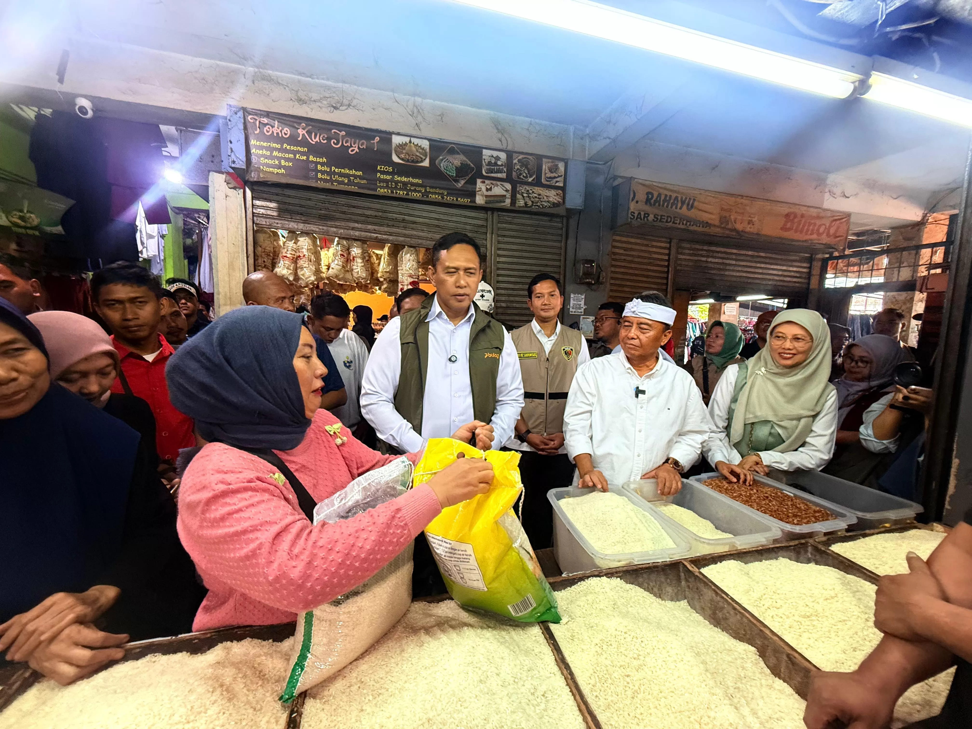 <p>Menjelang Tahun Baru 2026, Bulog bersama Pemprov Jabar memastikan harga sembako stabil, sesuai HET, dan stok pangan aman hingga awal tahun. (Dok. Bulog)</p>
