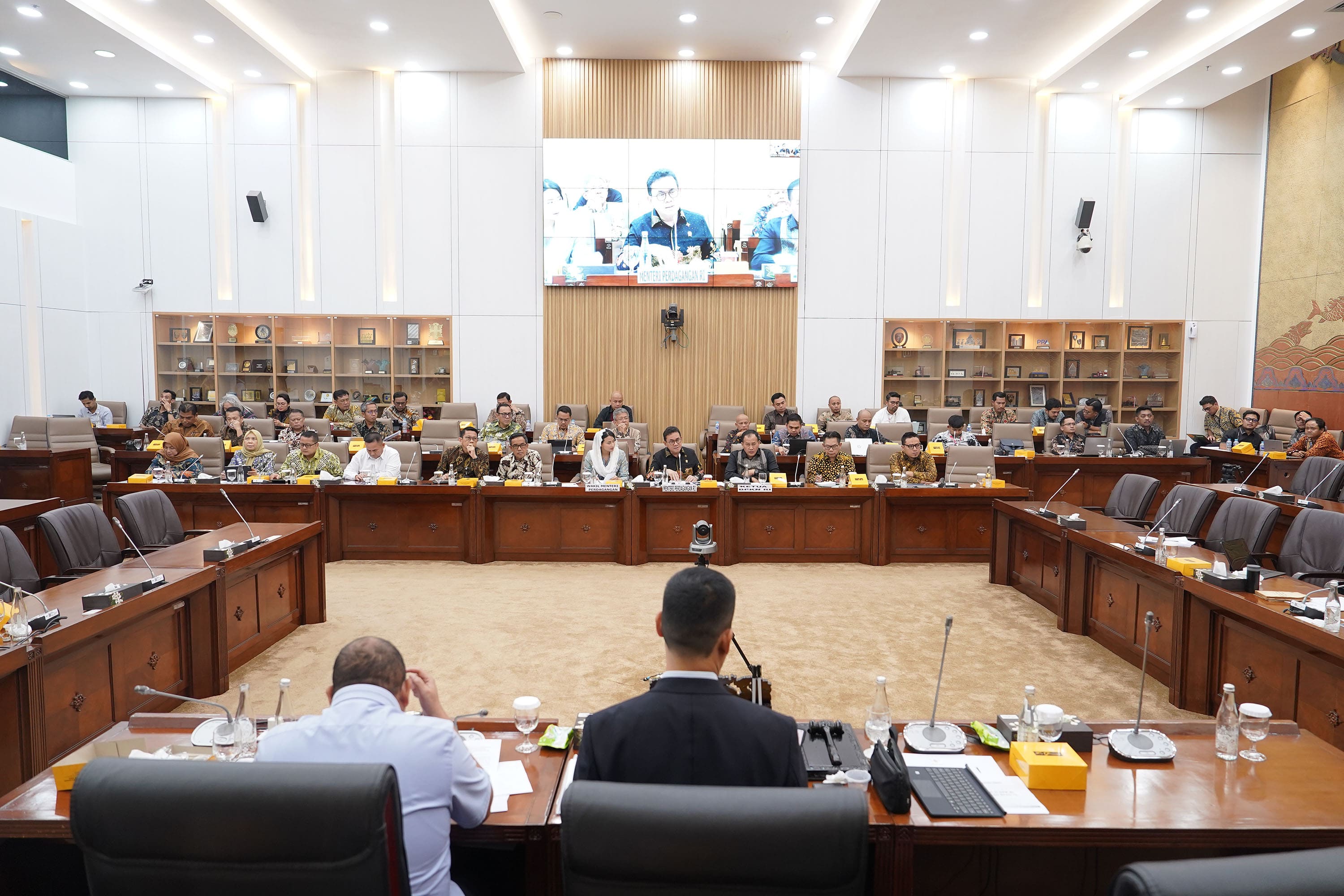 <p>Menteri Perdagangan, Budi Santoso bersama Wakil Menteri Perdagangan, Dyah Roro Esti menghadiri rapat kerja dengan Komisi VI DPR RI di Gedung DPR RI, Jakarta, Kamis, 4 September 2025. (Dok. Kemendag)</p>
