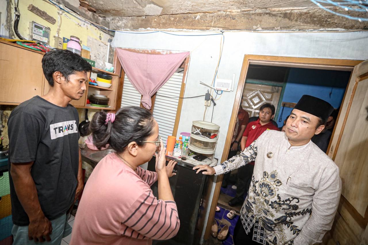<p>Wakil Wali Kota Bandung Erwin menemui korban keketasan rentenir di Gang Sukatma, Kelurahan Cipadung Wetan, Kecamatan Panyileukan, Kota Bandung, Kamis, 29 Mei 2025. (Dok.Pemkot Bandung). </p>
