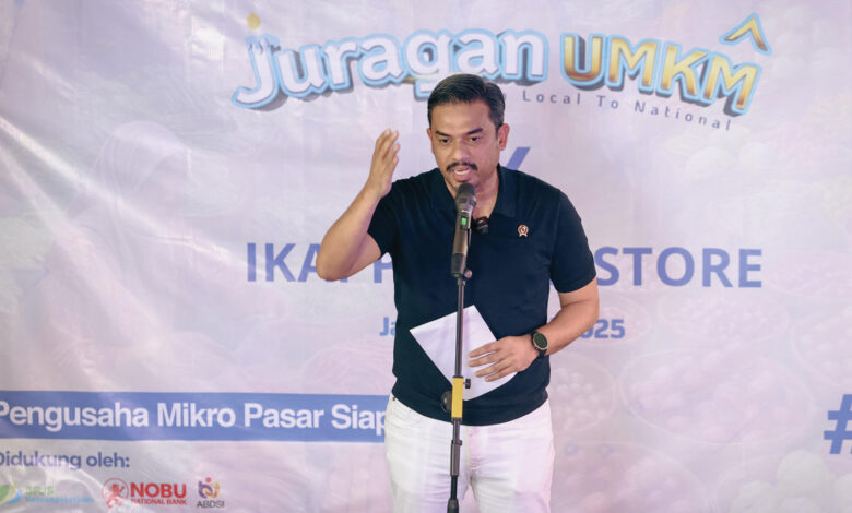 <p>Menteri UMKM Maman Abdurahman menghadiri acara peluncuran program Digitalisasi Pasar Tradisional Berbasis Artificial Intelligence (AI).di Pasar Kebayoran Lama, Jakarta Selatan, Selasa, 27 Mei 2025, (Dok.Pemkot Bandung)</p>
