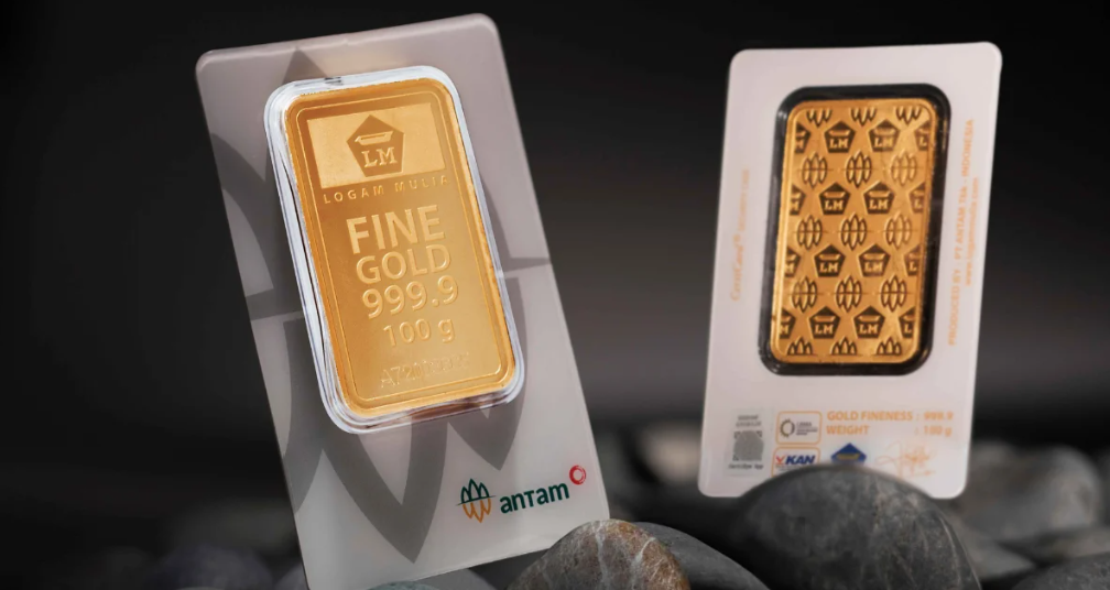 <p>Harga emas Pegadaian turun hari ini! Cek update harga UBS & Galeri24, temukan waktu terbaik beli emas, dan pelajari tips investasi cerdas biar cuan maksimal!</p>
