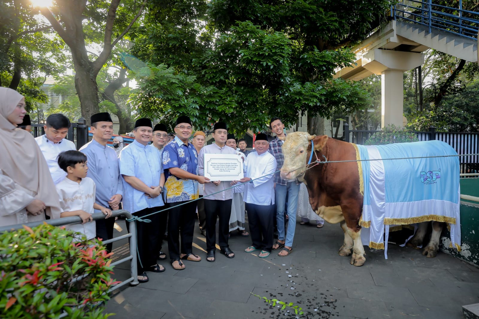 <p>Presiden RI, Prabowo Subianto, menyerahkan bantuan satu ekor sapi kurban raksasa seberat 1,2 ton di Masjid Al Ukhuwah, Kota Bandung, Jumat, 6 Juni 2025. </p>

