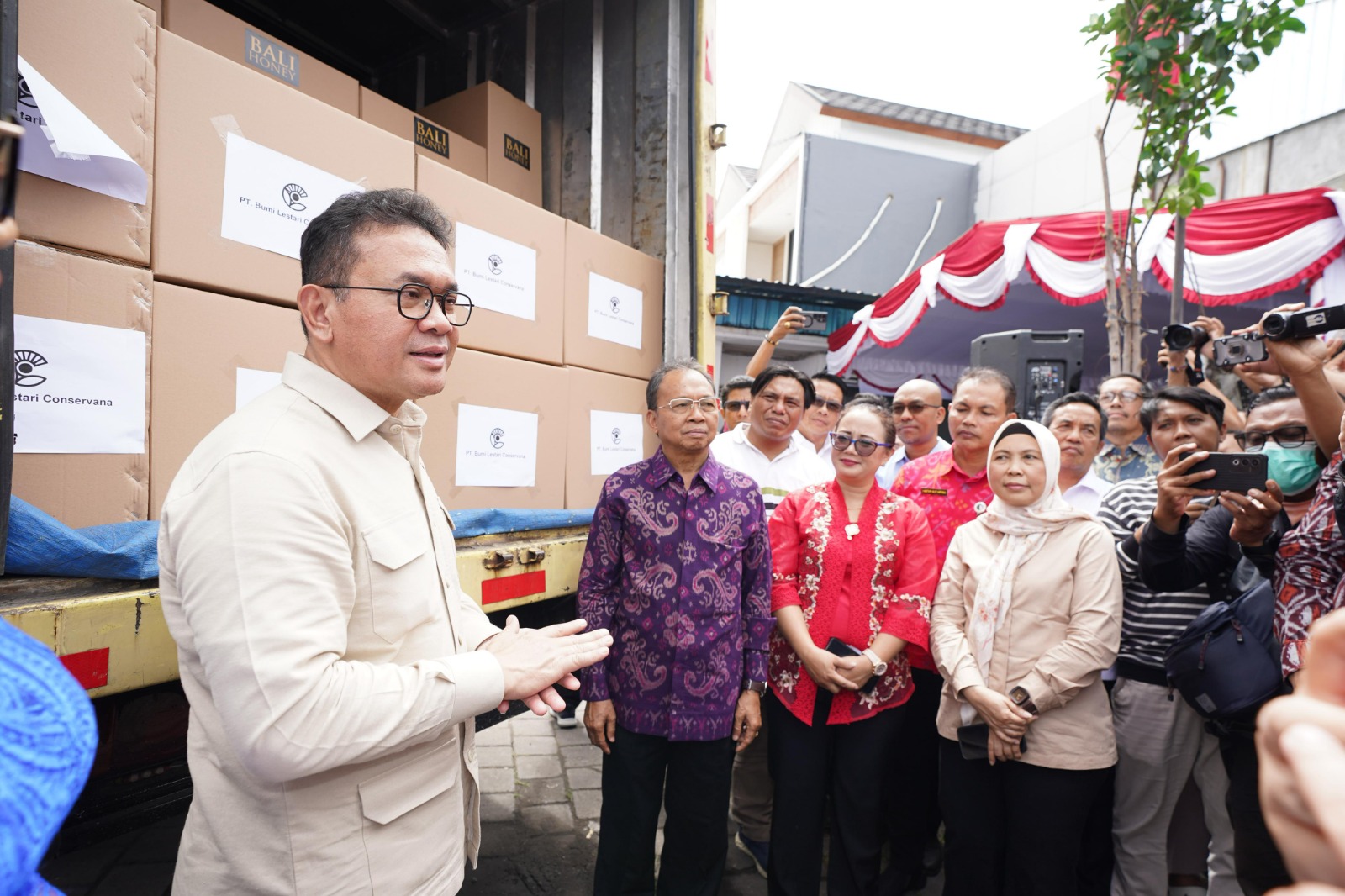 <p>Menteri Perdagangan Budi Santoso melepas ekspor produk rempah dan madu produksi pelaku usaha kecil, mikro, dan menengah (UMKM) asal Bali, CV Naralia Group yang berhasil menembus pasar Hong Kong untuk pertama kalinya di Lini Cargo, Denpasar, Bali, Selasa, 29 Juli 2025. (Dok. Kemendag)</p>
