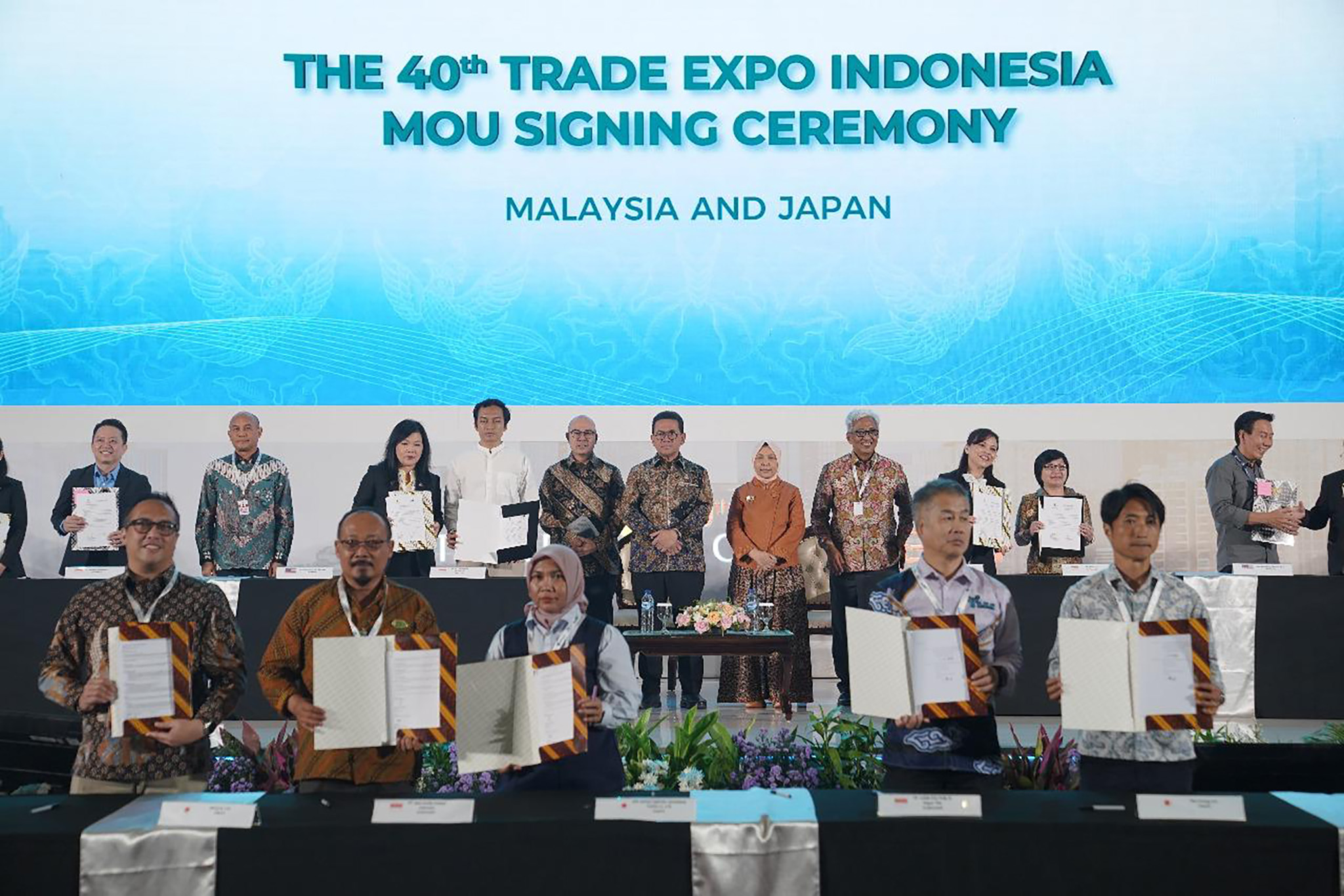 <p>Menteri Perdagangan Budi Santoso menyaksikan penandatanganan 131 nota kesepahaman (MoU) antara pelaku usaha Indonesia dan para buyer luar negeri  senilai USD 9,98 miliar, pada hari pertama  TEI 2025 di Indonesia Convention Exhibition (ICE) BSD City, Kabupaten Tangerang, Banten, Rabu, 15 Oktober 2025. (Dok. Kemendag)</p>
