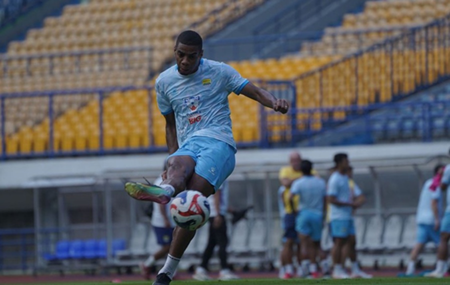 <p>Striker asal Brasil, Uilliam Barros bertekad untuk membawa pulang 3 poin untuk kemenangan Persib atas PSBS Biak di pekan kesembilan Super League 2025/26. Foto: Persib).</p>
