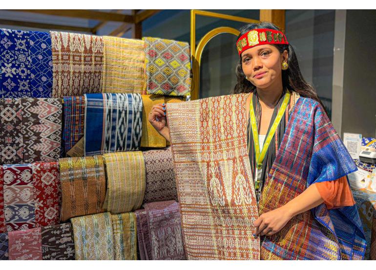 <p>Saree Ulos  mengkreasikan limbah sawit, rami, pisang, dan nanas menjadi produk tenun yang ramah lingkungan dan bernilai jual tinggi. Selembar tenun dihargai mencapai Rp9 juta. (Dok. Kementerian UMKM)</p>
