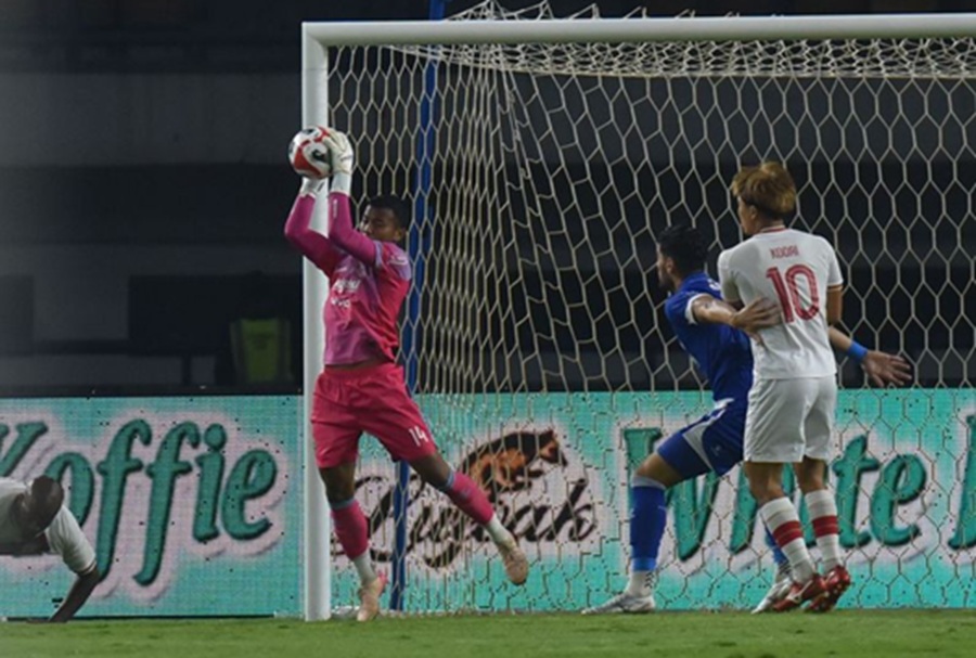 <p>Kiper Persib, Teja Paku Alam mampu tampil apik sepanjang empat laga tanpa kebobolan. Foto: Persib.</p>
