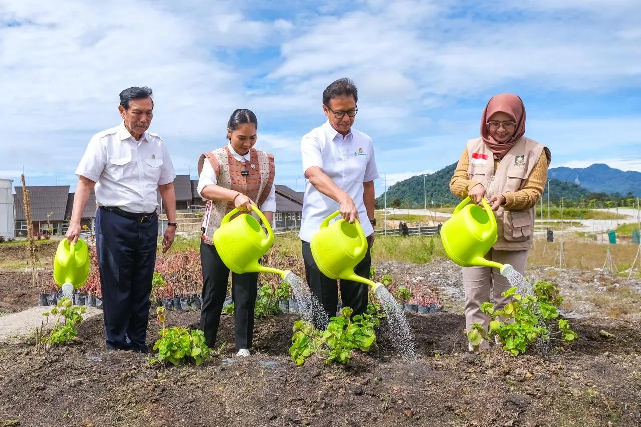 <p>Wakil Menteri Pariwisata Ni Luh Puspa bersama Menteri Kesehatan Budi Gunadi Sadikin, dan Dewan Ekonomi Nasional Luhut Binsar Panjaitan mengunjungi Taman Sains Teknologi Herbal dan Hortikultura (TSTH2) di Humbang Hasundutan, Sumatra Utara, Jumat 11 Juli 2025. (Dok. Kemenpar)</p>
