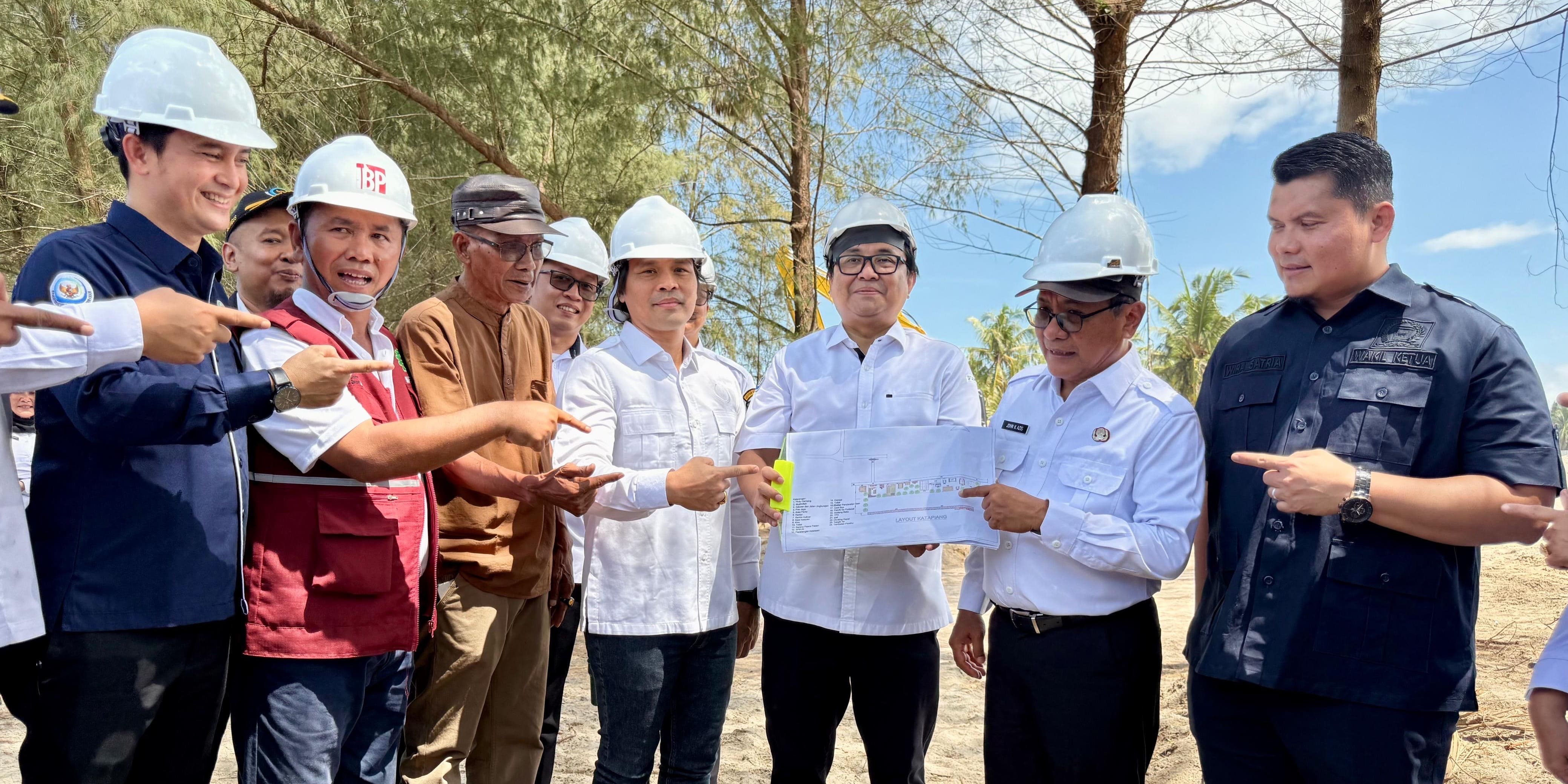 <p>Staf Khusus Menteri Kelautan dan Perikanan Bidang Media dan Komunikasi Doni Ismanto Darwin  meninjau dua lokasi Kampung Nelayan Merah Putih (KNMP) di Sumatra Barat, yaitu di di desa pesisir Katapiang, Padang Pariaman, dan Desa Padang Sarai, Kota Padang, Jumat, 17 Oktober 2025. (Dok. KKP)</p>
