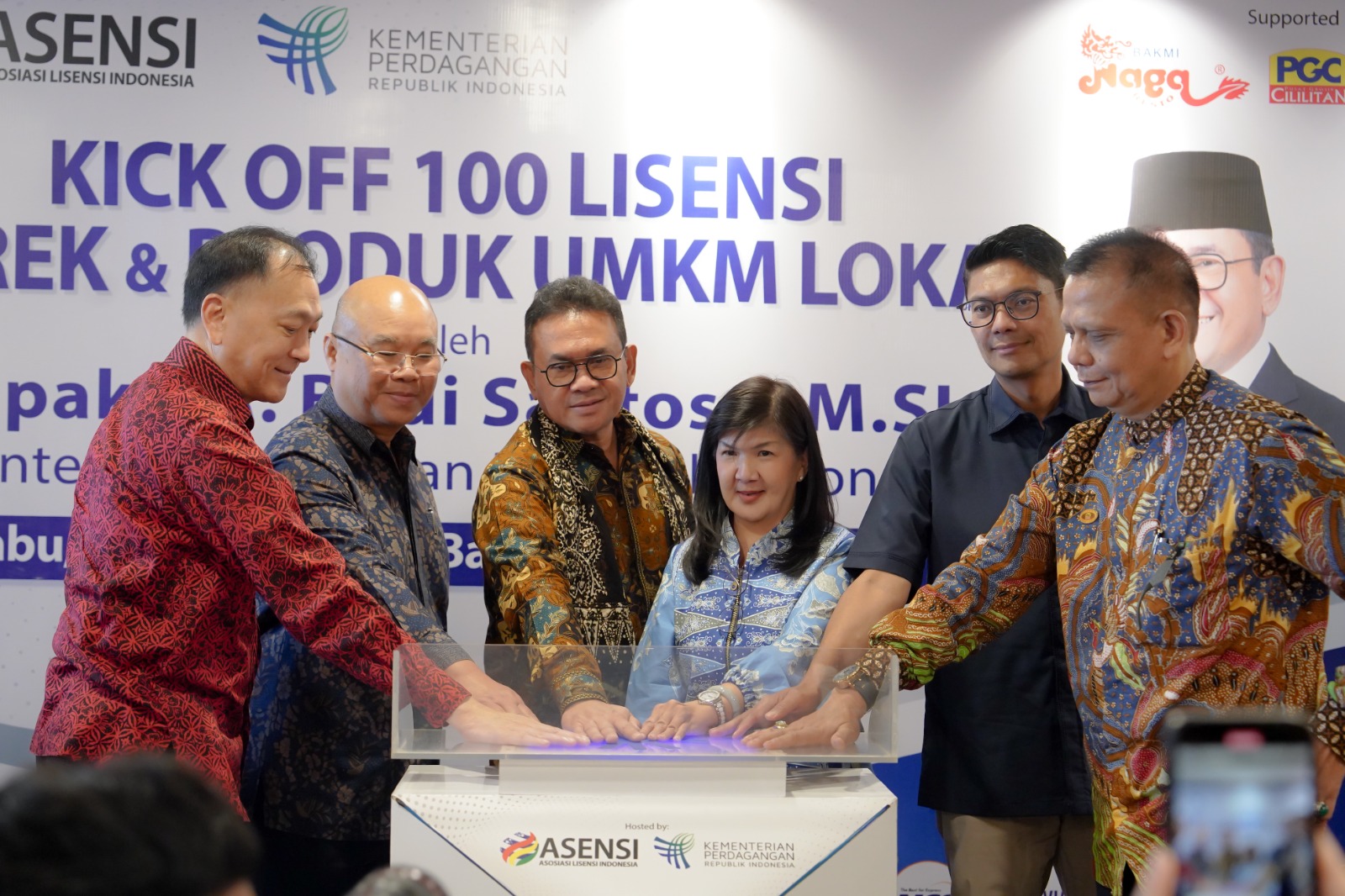 <p>Mendag Budi Santoso resmikan peluncuran Program 100 Lisensi Merek dan Produk UMKM Lokal diluncurkan Asosiasi Lisensi Indonesia untuk memperkuat kecintaan terhadap produk dalam negeri dan lokal.  (Dok. Kemendag)</p>

<p> </p>
