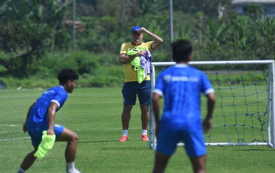 <p>Pelatih Persib, Bojan Hodak memastikan seluruh pemainnya siap menghadapi Dewa United pada pekan ke-13 Super League meski tanpa dua pemain andalan mereka. Foto: Persib.</p>
