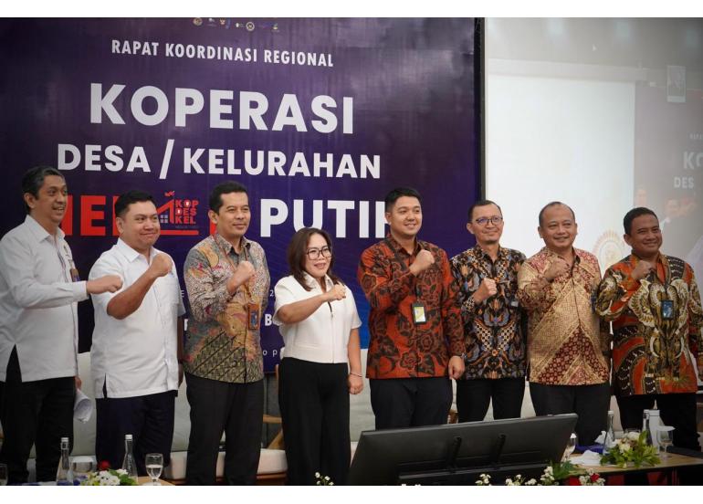<p>Kementerian Koperasi menggelar Rapat Koordinasi Regional Kopdes Merah Putih perdana di Kantor OJK Bali,  Selasa, 16 September 2025. Rakor tersebut dihadiri Dinas Koperasi dan UKM dari Provinsi NTB, NTT, Yogyakarta hingga Papua Barat. (Dok. Kemenkop)</p>
