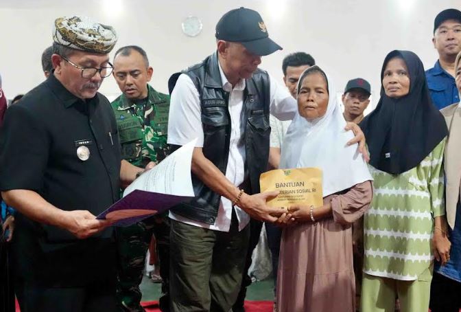 <p>Ilustrasi Kemensos Santuni Korban Longsor Cirebon. Diskon listrik batal cair! Pemerintah ganti dengan bansos Rp300 ribu untuk jutaan penerima, mulai pencairan 5 Juni 2025. Simak selengkapnya! Foto: Kemensos</p>
