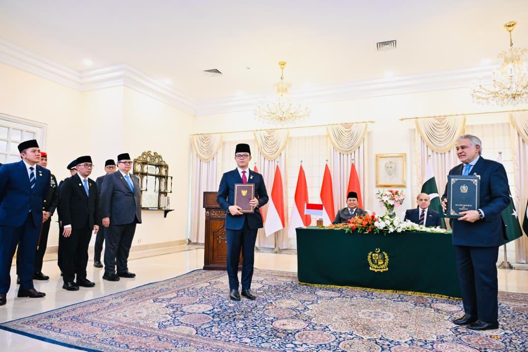 <p>Presiden Republik Indonesia Prabowo Subianto dan PM Pakistan Shehbaz Sharif menyaksikan langsung pertukaran MoU antara kedua negara di kediaman resmi Perdana Menteri (PM) Pakistan di Islamabad pada Selasa, 9 Desember 2025. (Dok. BPMI Setpres/Laily Rachev)</p>
