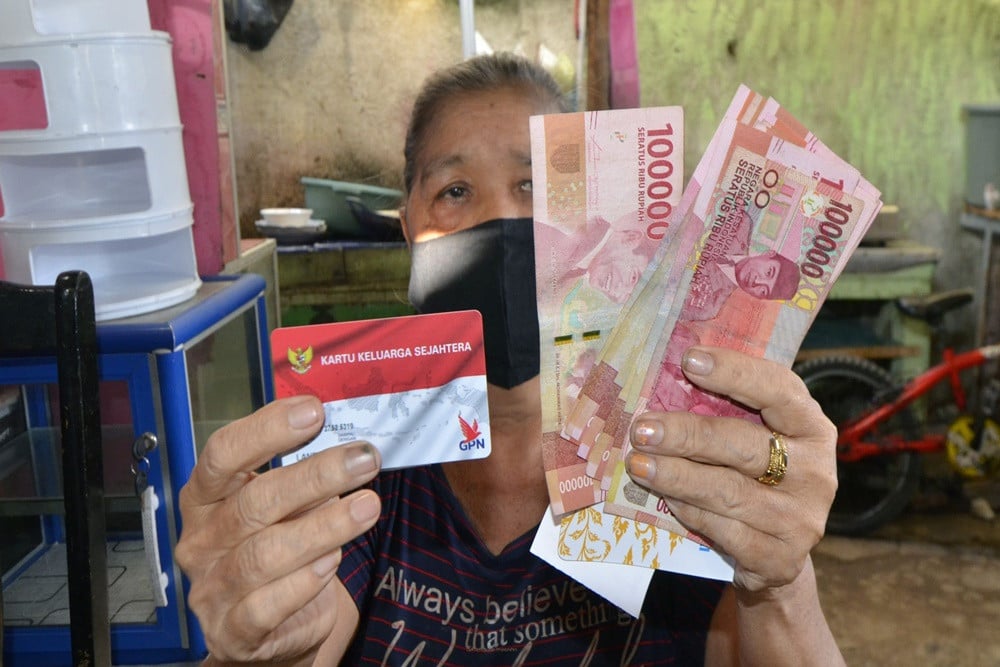 <p>Masyarakat dapat cek bansos online Desember 2025 melalui situs resmi Kemensos atau aplikasi Cek Bansos. </p>
