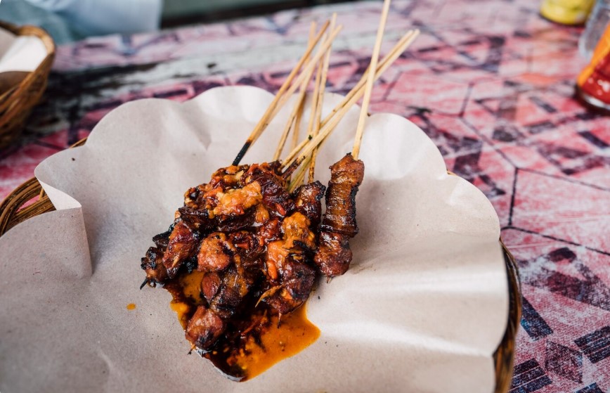 <p>Ilustrasi menikmati hidangan sate kambing di hari tasyrik. Setelah Idul Adha, umat Islam dilarang untuk berpuasa, karena memasuki jadwal Hari Tasyrik. Berikut jadwal Hari Tasyrik serta larangannya! Foto; freepik/jcomp</p>
