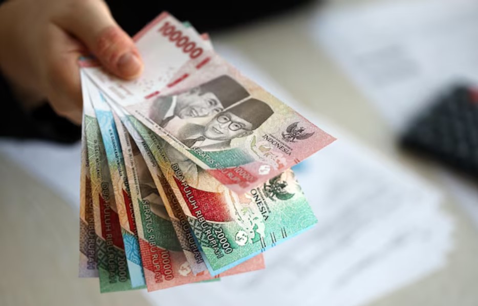 <p>Ilustrasi uang tunai bansos. Jangan panik jika kena survei DTSEN, tidak semua KPM dicoret. Cek juga kabar penebalan bansos BPNT Rp400 ribu! Foto: freepik.com</p>

