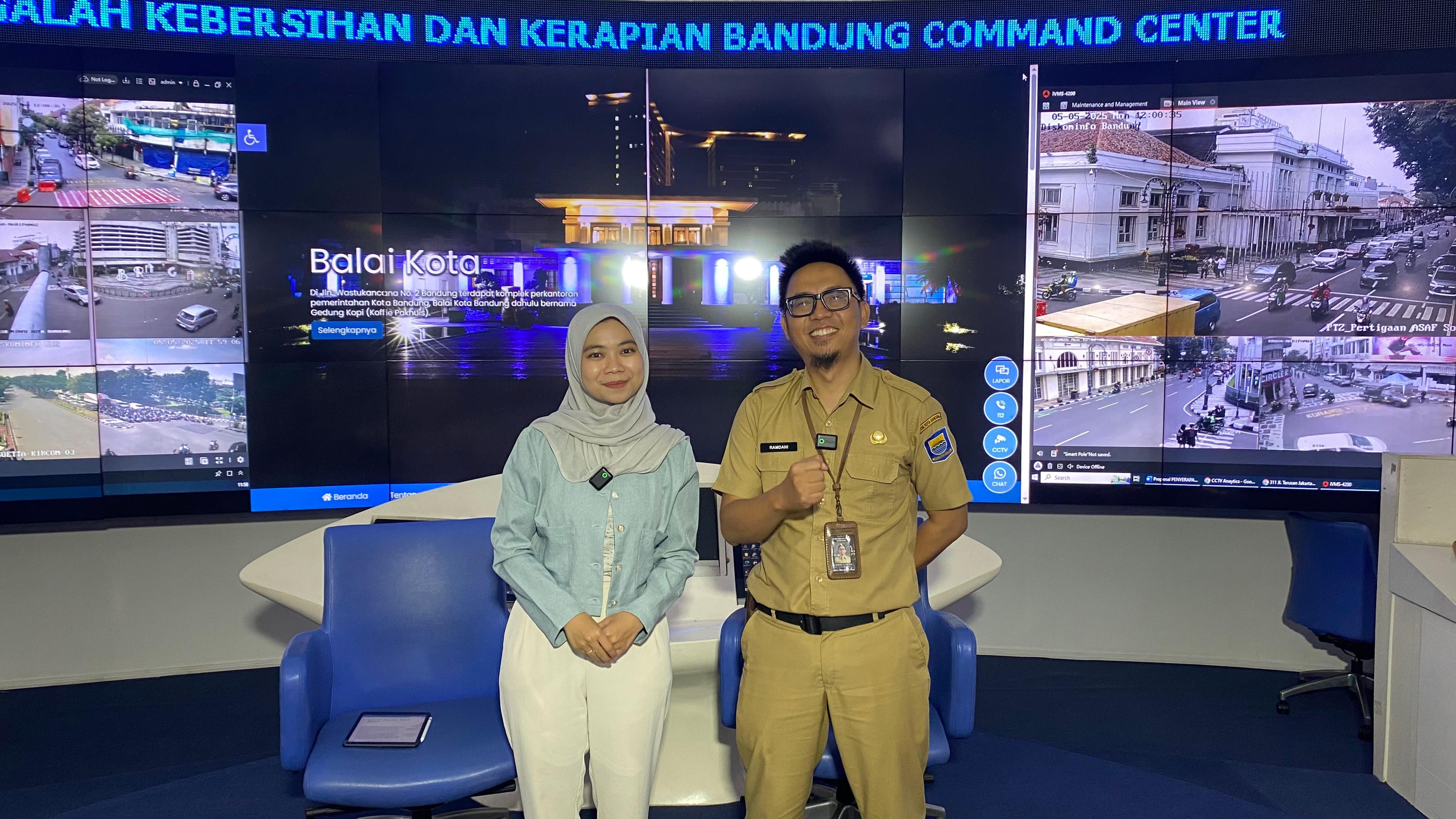 <p>Plt. Kepala UPT Pengelolaan Sampah DLH Kota Bandung, R. Ramdani (kanan), menjelaskan bahwa KBS bukan berarti wilayah benar-benar tanpa sampah. (Dok.Pemkot Bandung)</p>
