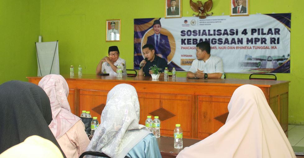 <p>"Ujang Bey memimpin Sosialisasi Empat Pilar di Subang, mengajak masyarakat mengamalkan Pancasila, UUD 1945, NKRI, dan Bhinneka Tunggal Ika dalam kehidupan sehari-hari.</p>

