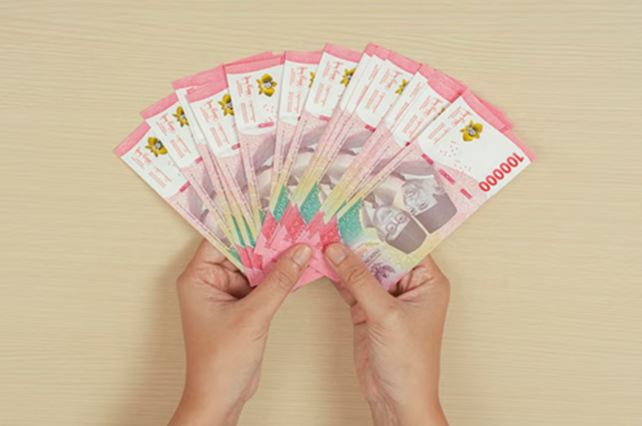 <p>Ilustrasi uang rupiah. Berikut cara cek penerima bansos BPNT Tahap 2 yang cair Mei 2025 melalui bank Himbara, Kantor Pos langsung ke KKS yang dimiliki KPM. (Foto: Freepik).</p>
