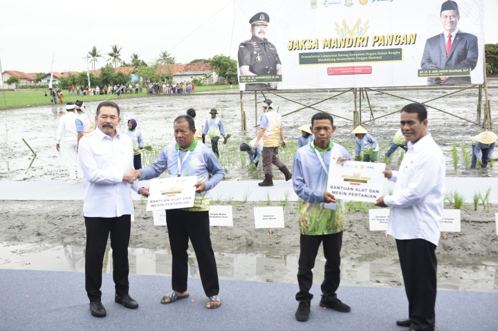 <p>Kolaborasi strategis antara Kementerian Pertanian dan Kejaksaan Agung ditandai dengan kegiatan penanaman benih padi di lahan sitaan Kejaksaaan Agung di Desa Srimahi, Kecamatan Tambun Utara, Kabupaten Bekasi, Kamis, 22 Mei 2025. (Dok. Kementan) </p>
