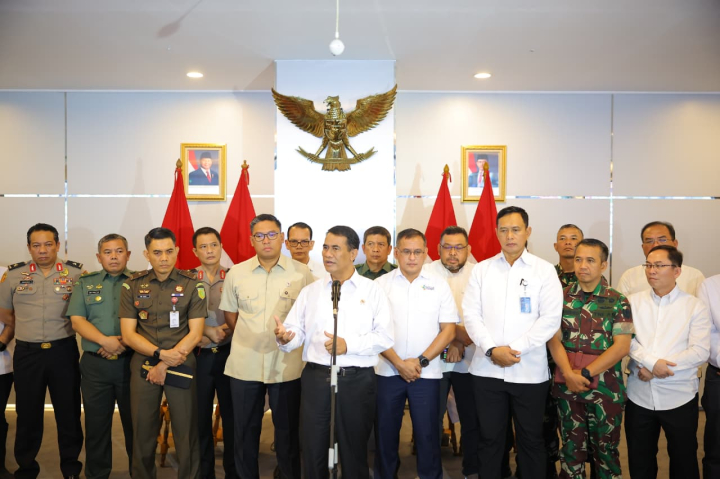 <p>Menteri Pertanian Andi Amran Sulaiman mengatakan untuk pertama kalinya dalam sejarah program pupuk bersubsidi, Pemerintah secara resmi menurunkan harga eceran tertinggi (HET) pupuk hingga 20% yang berlaku mulai Rabu, 22 Oktober 2025. (Dok. Kementan)</p>
