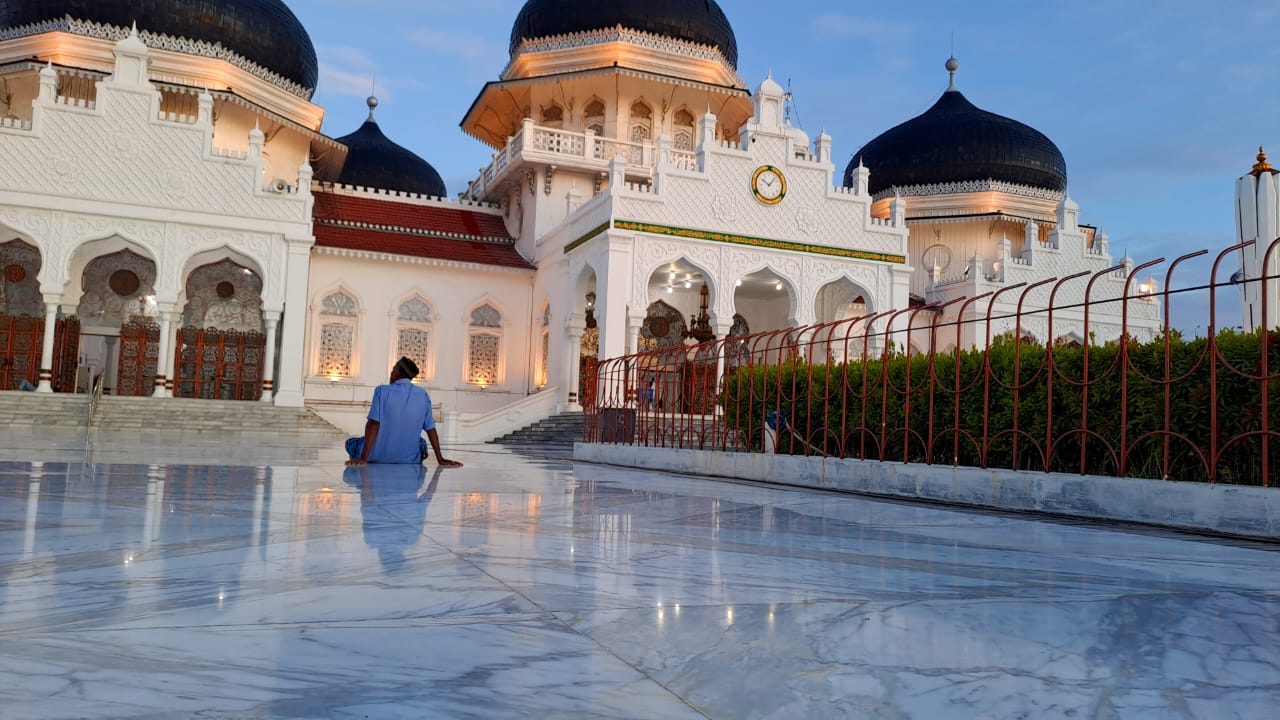 <p>Dari sejarah Sultan, tsunami Aceh, hingga pengukuhan Abu Paya Pasi, kisah Masjid Raya Baiturrahman penuh makna. Simak cerita lengkapnya!</p>
