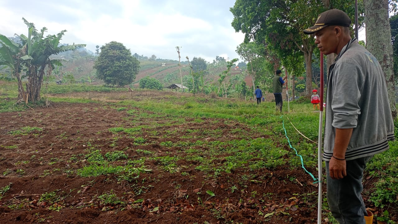 <p>Ketua RW 04, Desa Tegalmanggung, membantu pengukuran lahan yang rencananya digunakan untuk kantor KDMP. Program pembangunan kantor koperasi KDMP Tegalmanggung batal karena kendala dana dan lahan miring. Proyek TNI–PT Agrinas terpaksa ditunda tahun ini.</p>
