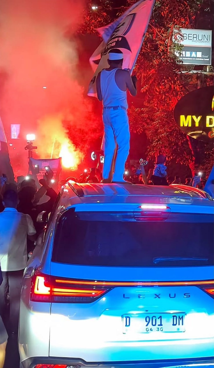 <p>Persib Bandung juara Liga 1, rakyat Jawa Barat larut dalam kebahagiaan. Momen haru Gubernur Dedi Mulyadi bersama Bobotoh dibagikan di Instagram usai kemenangan Maung Bandung. Foto: Instagram.com/@dedimulyadi71</p>
