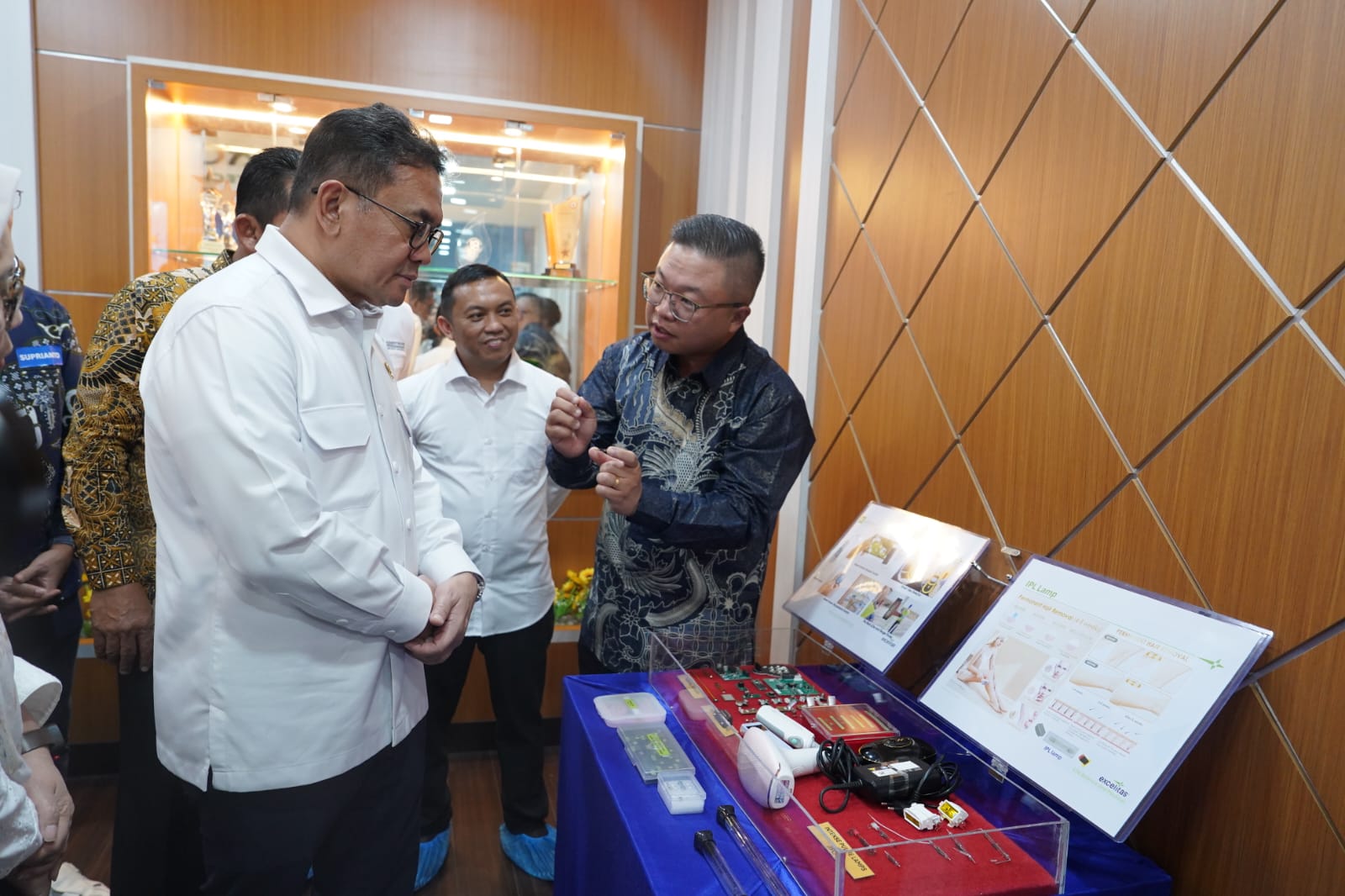 <p>Menteri Perdagangan Budi Santoso melepas ekspor komponen elektronik untuk pembuatan alat sensor produksi PT Excelitas Technologies Batam senilai USD 15 juta di Batam, Kepulauan Riau, Kamis, 14 Agustus 2025. (Dok. Kemendag)</p>
