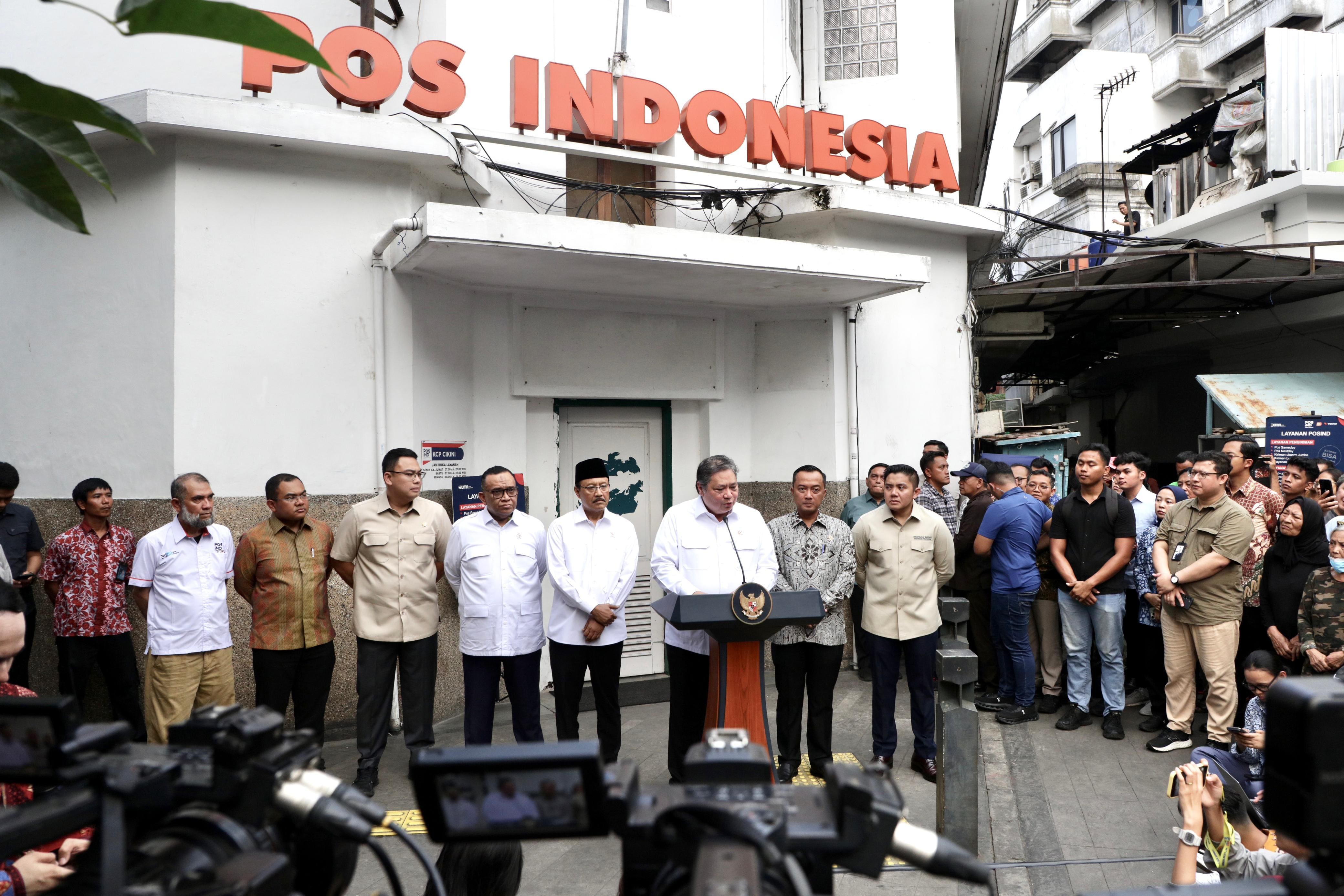 <p>Menteri Koordinator Bidang Perekonomian (Menko Ekon) Airlangga Hartarto mengumumkan dua program paket ekonomi yakni Bantuan Langsung Tunai Kesejahteraan Rakyat (BLT Kesra) dan Program Pemagangan Lulusan Perguruan Tinggi, di  Kantor Pos Cikini, Jakarta, pada Jumat, 17 Oktober 2025. (Dok. BPMI Setpres)</p>
