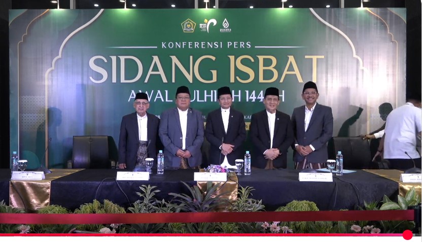<p>Ilustrasi lima pejabat Kementerian Agama berfoto bersama usai konferensi pers Sidang Isbat di Jakarta, Selasa, 27 Mei 2025, yang secara resmi menetapkan 1 Zulhijah 1446 H jatuh pada 28 Mei 2025 dan Iduladha pada Jumat, 6 Juni 2025. Foto: YouTube.com/Kemenag RI</p>
