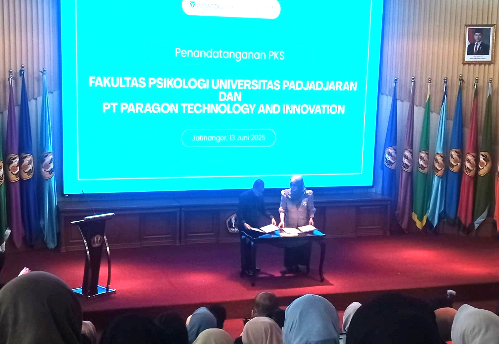 <p>Rektor Unpad Prof. Arief Sjamsulaksan Kartasasmita, memberi sambutan pada acara peresmian coworking space dan penandatanganan kerja sama strategispada Jumat, 13 Juni 2025, di Bale Sawala, Rektorat Unpad Jatinangor, Sumedang, Jawa Barat. (Dok.Sokoguru.id)</p>

