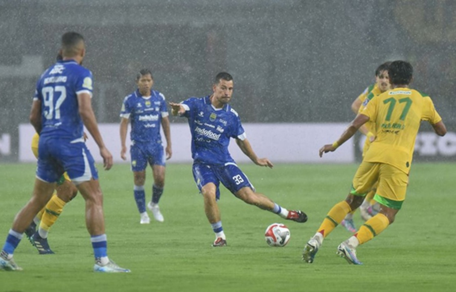 <p>Gelandang Persib, Thom Haye mengaku senang usai menjalani debut gila bersama tim saat melawan Persebaya. (Foto: Persib).</p>

