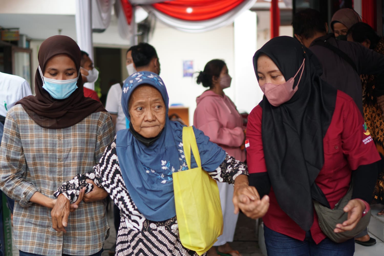 <p>Ilustrasi bansos untuk lansia, jaminan kesejahteraan program permakanan. Bansos Permakanan merupakan program yang menjamin kebutuhan pangan lansia. Simak ini penjelasannya. Foto: Kemensos RI</p>
