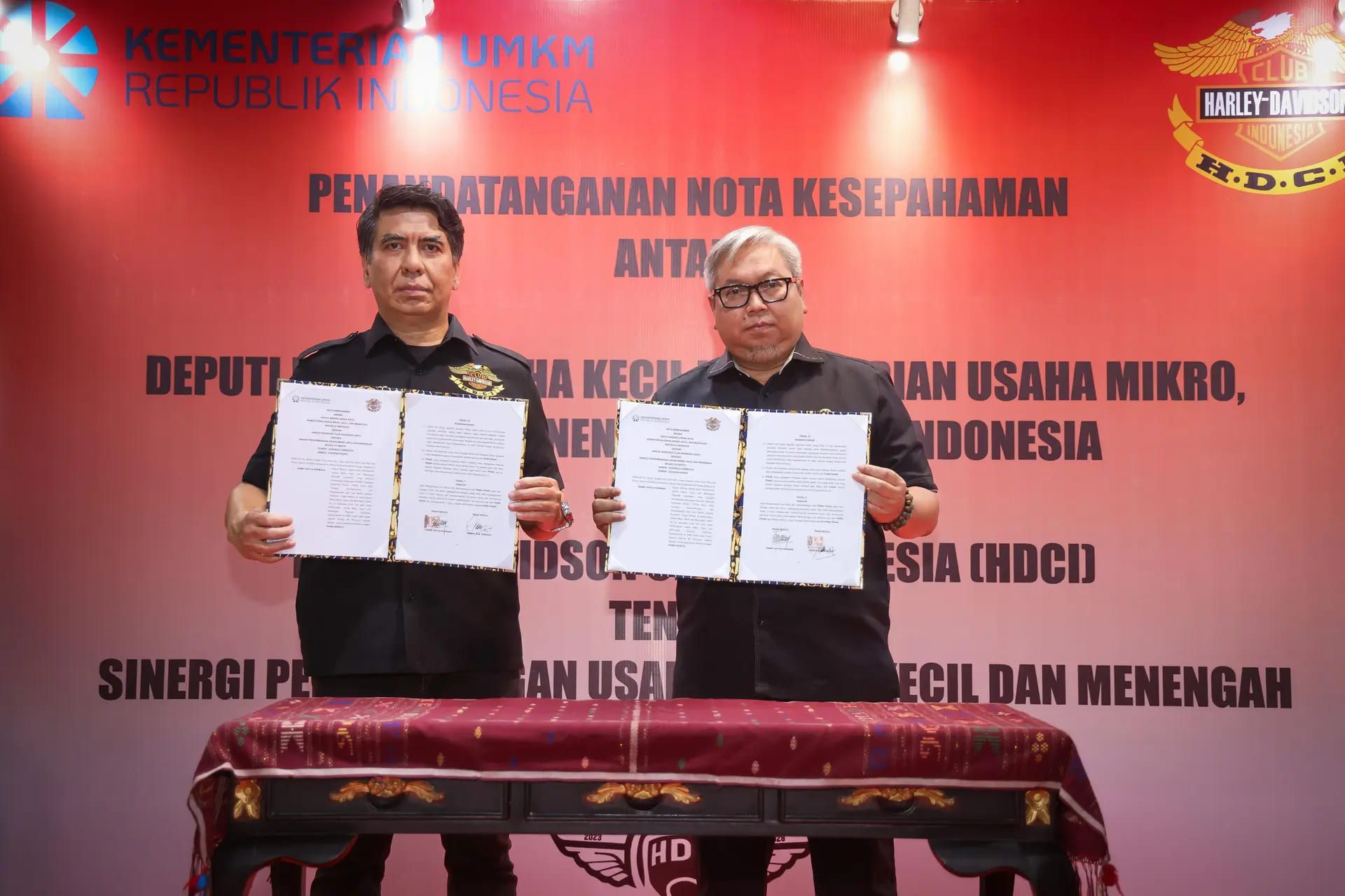 <p>Penandatanganan MoU antara Kementerian UMKM dan Harley Davidson Club Indonesia (HDCI) dilakukan oleh Deputi Bidang Usaha Kecil Kementerian UMKM, Temmy Satya Permana dan Wakil Ketua Umum HDCI, Arbain Siregar di Jakarta, Kamis, 21 Agustus 2025. (Dok. Kementerian UMKM)</p>

