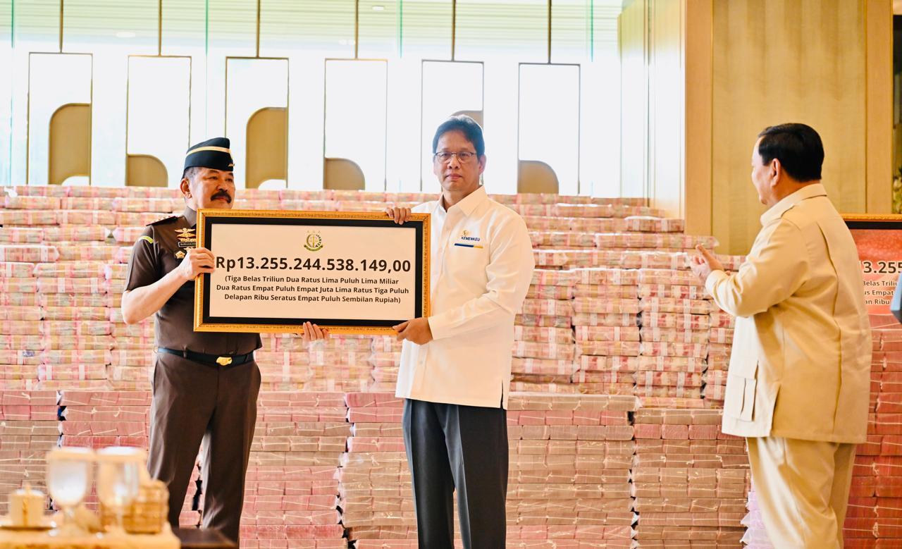 <p>Presiden Prabowo Subianto menyaksikan secara langsung penyerahan uang pengganti kerugian negara sebesar Rp13.255.244.538.149,00 dalam perkara tindak pidana korupsi pemberian fasilitas ekspor CPO dan turunannya, dari Kejaksaan Agung kepada Kementerian Keuangan di Gedung Utama Kompleks Kejaksaan Agung RI, Jakarta, Senin, 20 Oktober 2025. (Dok. BPMI Setpres/Laily Rachev)</p>
