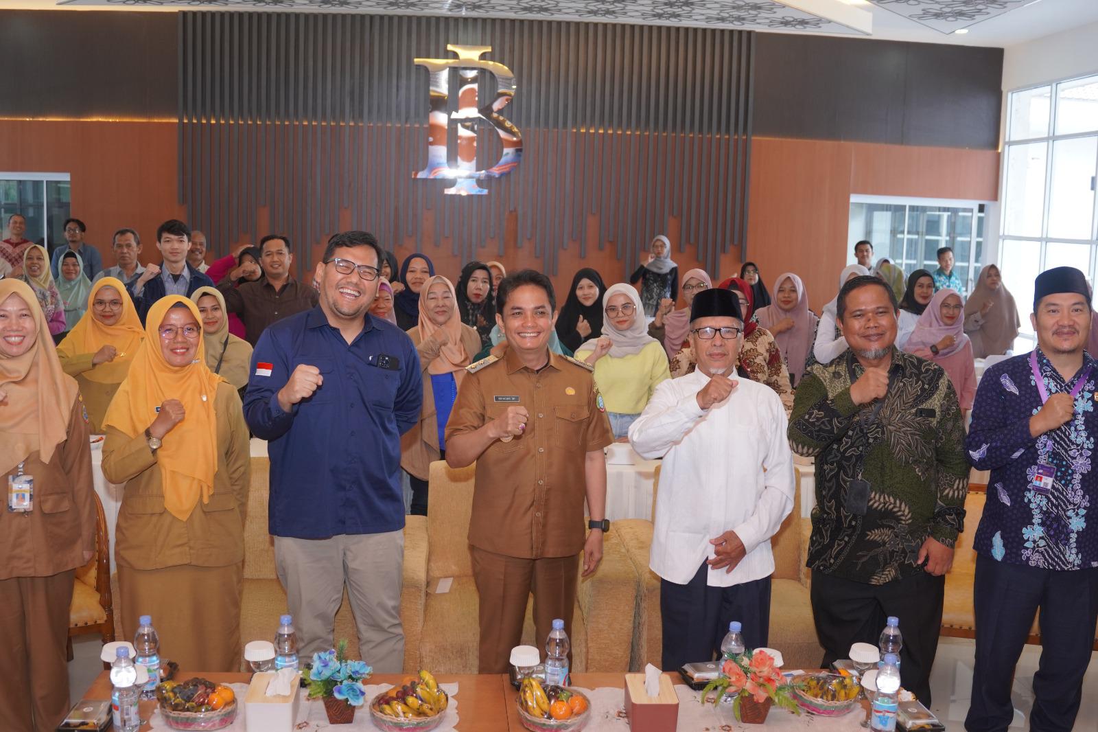 <p>Acara pelatihan penyelia halal, sebagai langkah awal menuju sertifikasi halal produk di di Aula Gedung Lama Bank Indonesia, Pontianak, Kalimantan Barat. (Dok.Pemkot Pontianak)</p>
