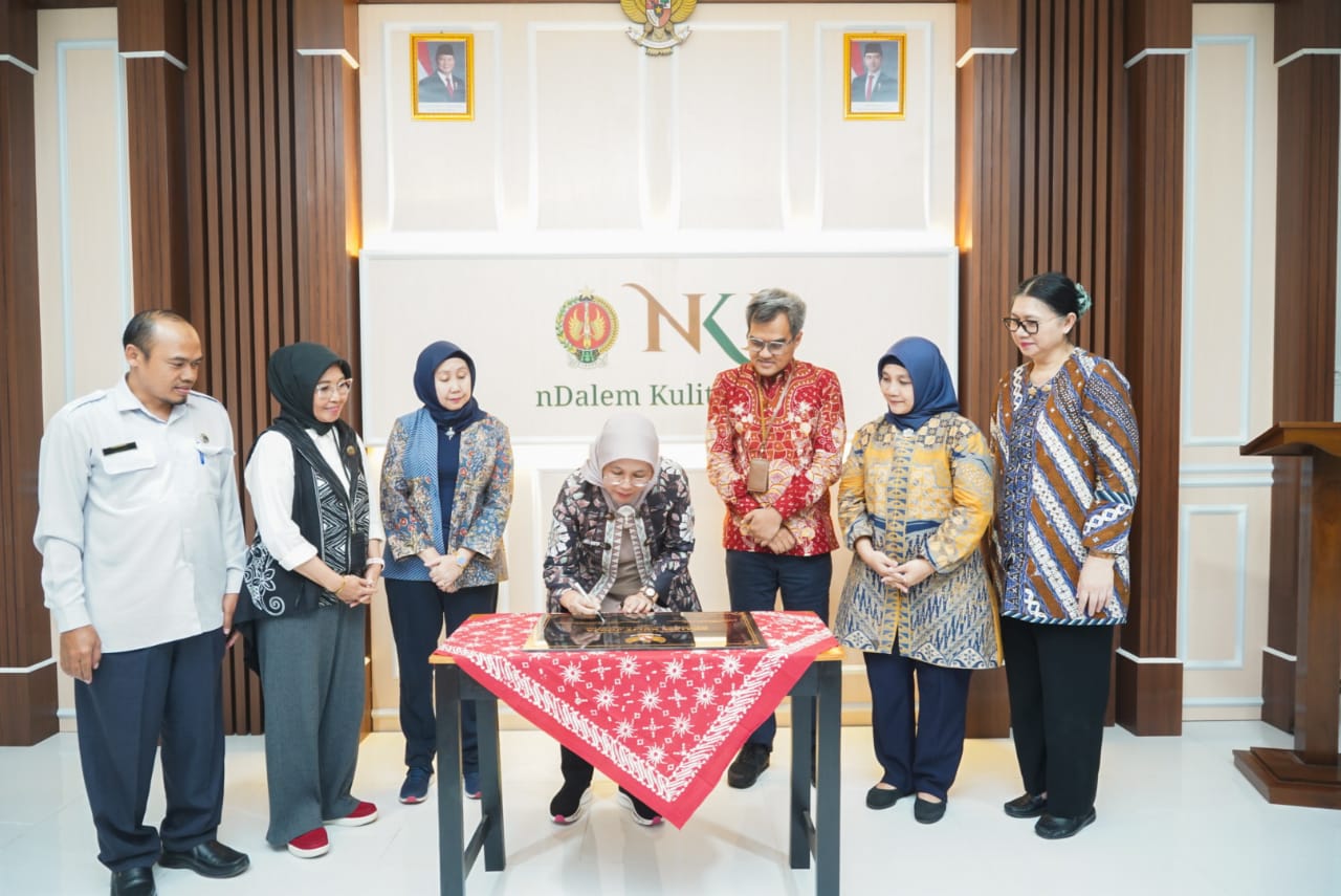 <p>Salah satu pengembangan sentra IKM yang telah direalisasikan oleh Kemenperin  bersama Pemerintah Daerah Istimewa Yogyakarta adalah pengembangan Sentra IKM Kulit Manding, Bantul. (Dok. Kemenperin)</p>
