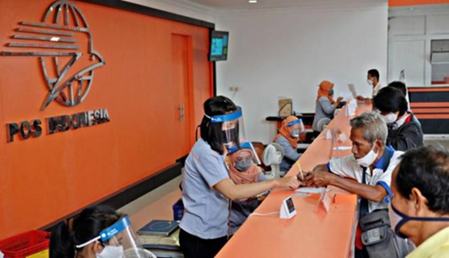 <p>Ilustrasi sejumlah pekerja tengah mencairkan dana BSU di Kantor Pos. Berikut cara cet status pencairan dan pengambilan uang Rp600 di kantor pos, cek syaratnya. (Foto: Pos Indonesia).</p>
