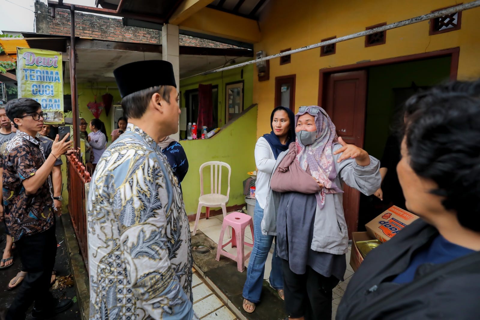 <p>Wakil Wali Kota Bandung, Erwin,  turun langsung mendatangi lokasi untuk memberikan dukungan dan bantuan nyata kepada korban. (Dok.Pemkot Bandung)</p>

