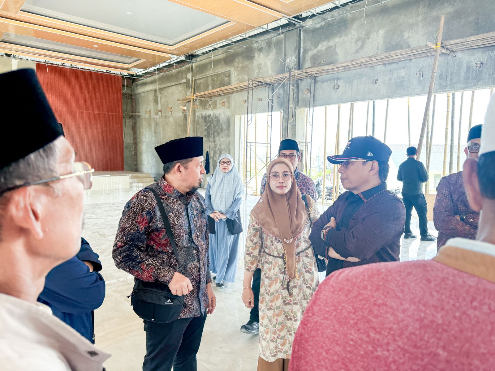 <p>Staf Khusus Menteri Agama Bidang Kebijakan Publik, Media/Hubungan Masyarakat dan Pengembangan Sumber Daya Manusia, Ismail Cawidu, bersama Direktur Pesantren, Basnang Said, meninjau langsung sejumlah titik lokasi kegiatan Musabaqah Qiraatil Kutub Internasional di Pesantren As’adiyah, Wajo, Sulawesi Selatan, Jumat 5 September 2025. (Dok. Kemenag)</p>
