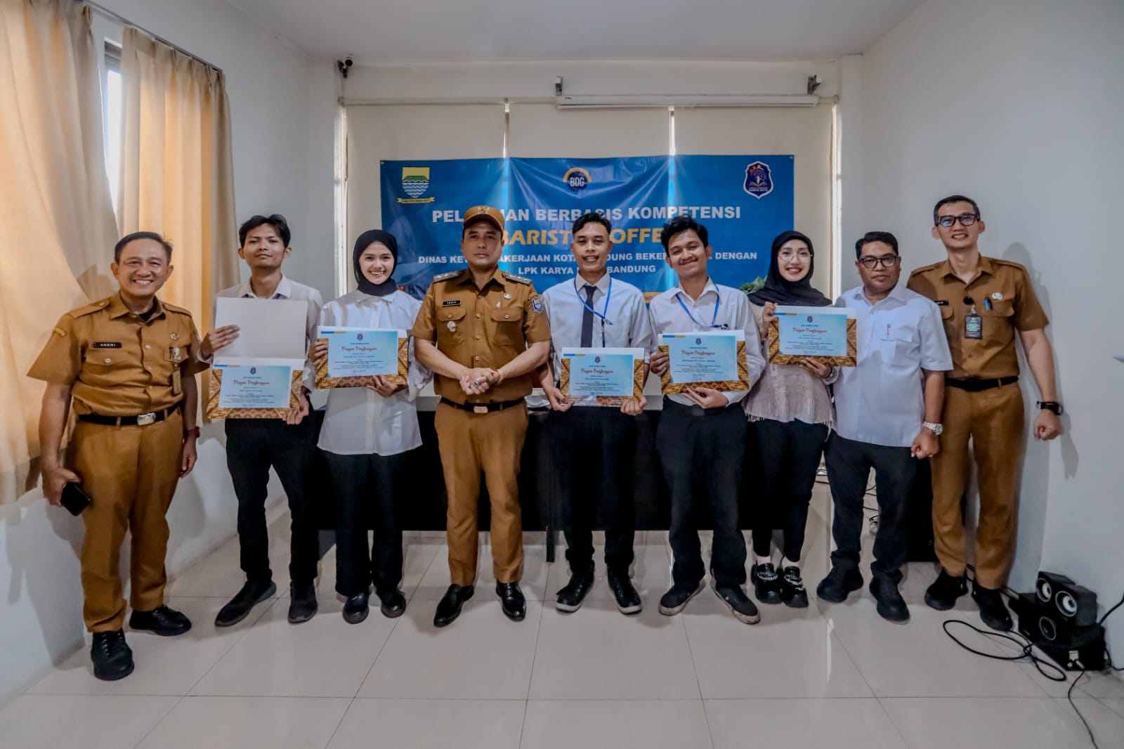 <p>Sebanyak 60 peserta pelatihan barista di Kota Bandung dinyatakan kompeten setelah menempuh pelatihan intensif selama 184 jam atau sekitar 3 hari. (Dok. Diskominfo Kota Bandung)</p>

<p> </p>
