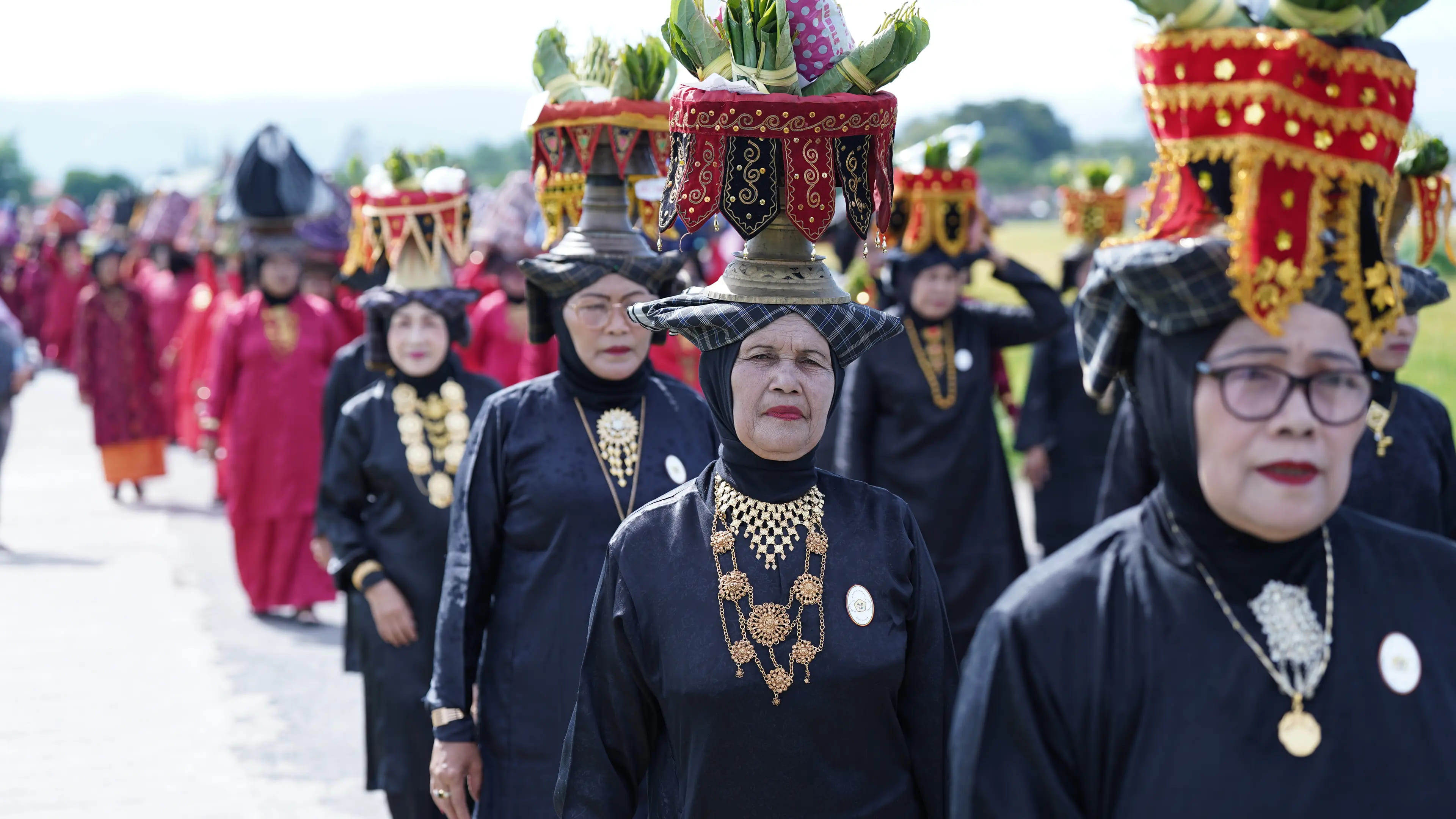 <p>Rang Solok Baralek Gadang kembali hadir untuk menghibur para pengunjung. Acara ini berlangsung pada 11-13 September 2025 di Hamparan Sawah Solok, Sumatra Barat. (Dok. Kemenpar)</p>
