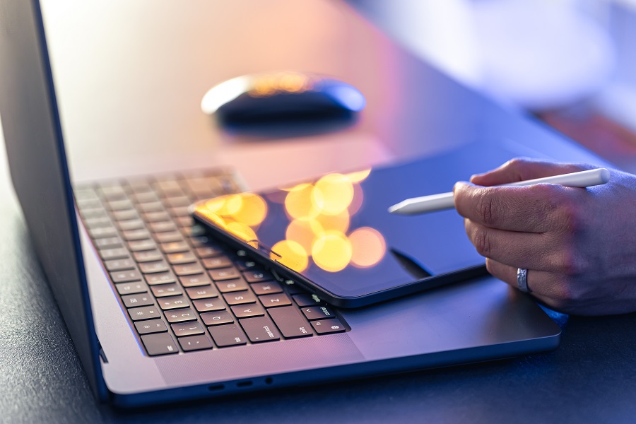<p>Ilustrasi cek update harga emas secara real time lewat HP. Mau selalu update harga emas, biar nggak kelewatan? Simak ini cara cek harga emas secara real time lewat hp! Foto: freepik/pvproductions</p>
