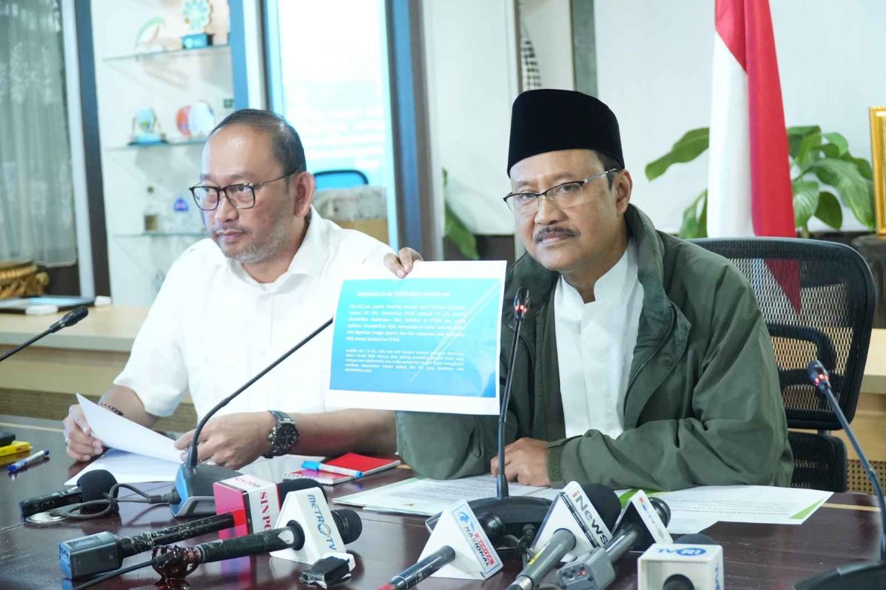 <p>Menteri Sosial Saifullah Yusuf (Gus Ipul) menunjukkan data peserta PBI JKN yang dinonaktifkan dalam konferensi pers di Jakarta, Rabu, 18 Juni 2025. Sebanyak 7,3 juta peserta PBI JKN dicabut karena tidak tercatat dalam DTSEN dan dinilai sudah sejahtera. Foto: Dok. Kemensos RI</p>
