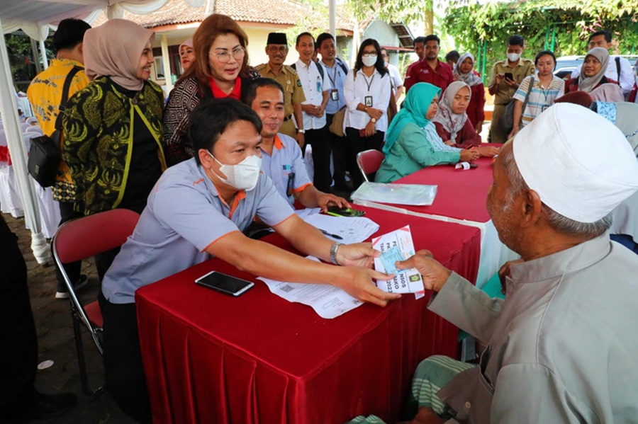 <p>Ilustrasi penerima manfaat menerima bansos dari pemerintah. Inilah 5 provinsi dengan jumlah penerima manfaat terbanyak. (Foto: Kemensos).</p>
